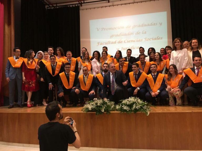 Imagen del acto celebrado ayer en el Campus con la V Promoción de Graduados de la Facultad de Ciencias Sociales y Jurídicas de Melilla
