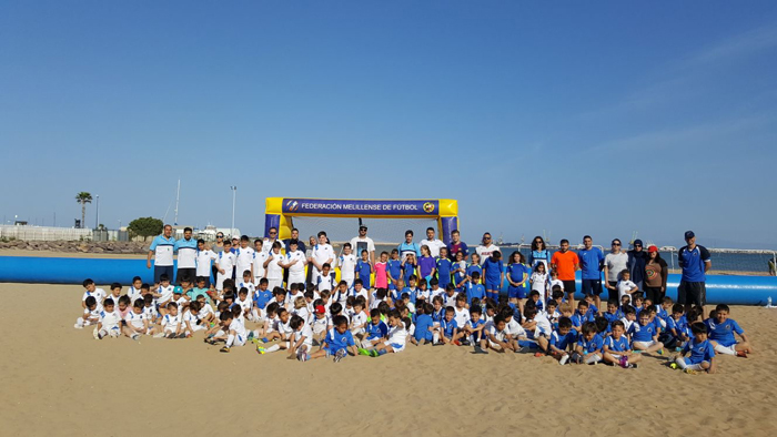 Foto de familia de los participantes en la jornada de fútbol playa organizada por la Escuela de Fútbol de la Fundación RFMF