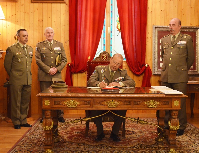 Firma en el Libro del nuevo artillero Honorario