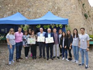 Responsables de Autismo Melilla, el presdente Imbroda, con los pictogramas usados en la muestra