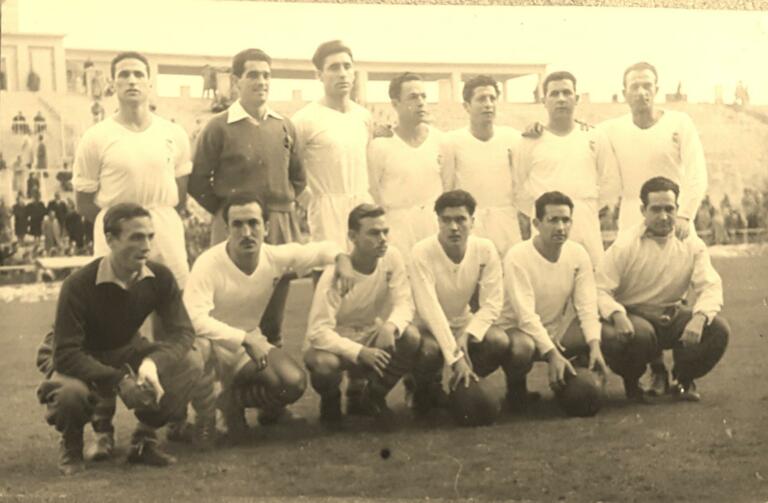 Equipo UD. Melilla - Categoría Segunda División Temporada 1950-51 (Madrid). 1.-García Valle, 2.- Serer, 3.-Mamblona, 4.- Martín López, 5.-Casado, 6.-Muñoz, 7.-Errazquin, agachados 8.-Velillas, 9.-Linares, 10.- Juan Moreno López, 11.-Llopis, 12.- Huguet, y 13.-Lázaro (masajista).