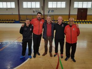 El entrenador local deja el club “por motivos personales”