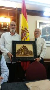 Peinado hace entrega de una de sus obras a su amigo Miguel Jiménez