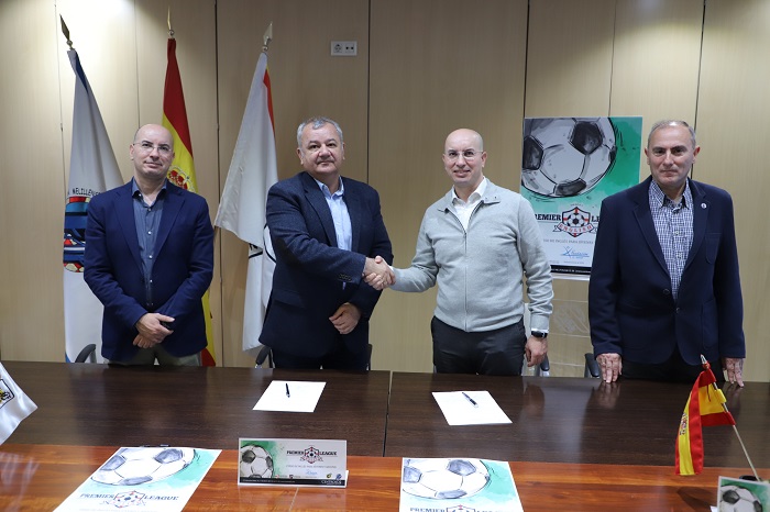 Momento de la firma entre la fundación de la Federación de Fútbol y Centros D2