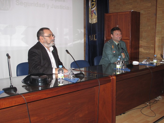 El secretario de la UNED, Pepe Mejías y el teniente de la Guardia Civil, Jesús Cano Carrillo
