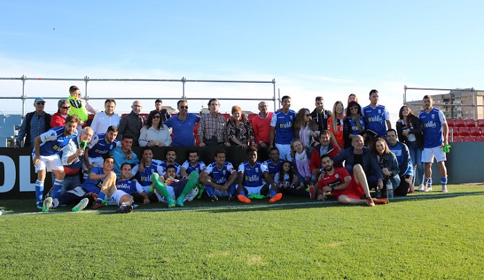 Los jugadores y los aficionados de la U.D. Melilla possan todos juntos al término del encuentro disputado, el pasado domingo, en Granada