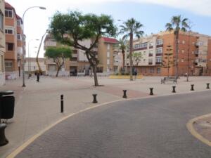 La Plaza de Onésimo Redondo está situada en las inmediaciones de la Carretera Alfonso XIII, en la barriada de los antiguos Conguitos