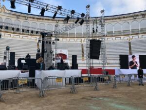 El cantante Beret realizando la prueba de sonido previa a su actuación en la plaza de toros