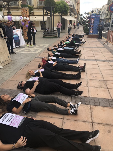 Las integrantes del movimiento 25N realizaron una performance tumbadas en el suelo