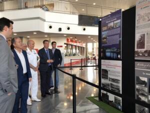 El presidente de la Autoridad Portuaria, Miguel Marín, viendo las imágenes