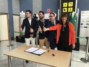 Tras la firma, un gesto positivo