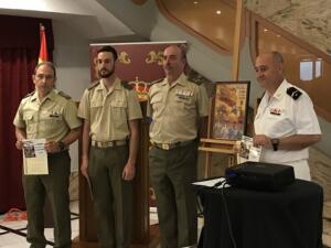 El comandante general, junto a los ganadores del concurso de carteles