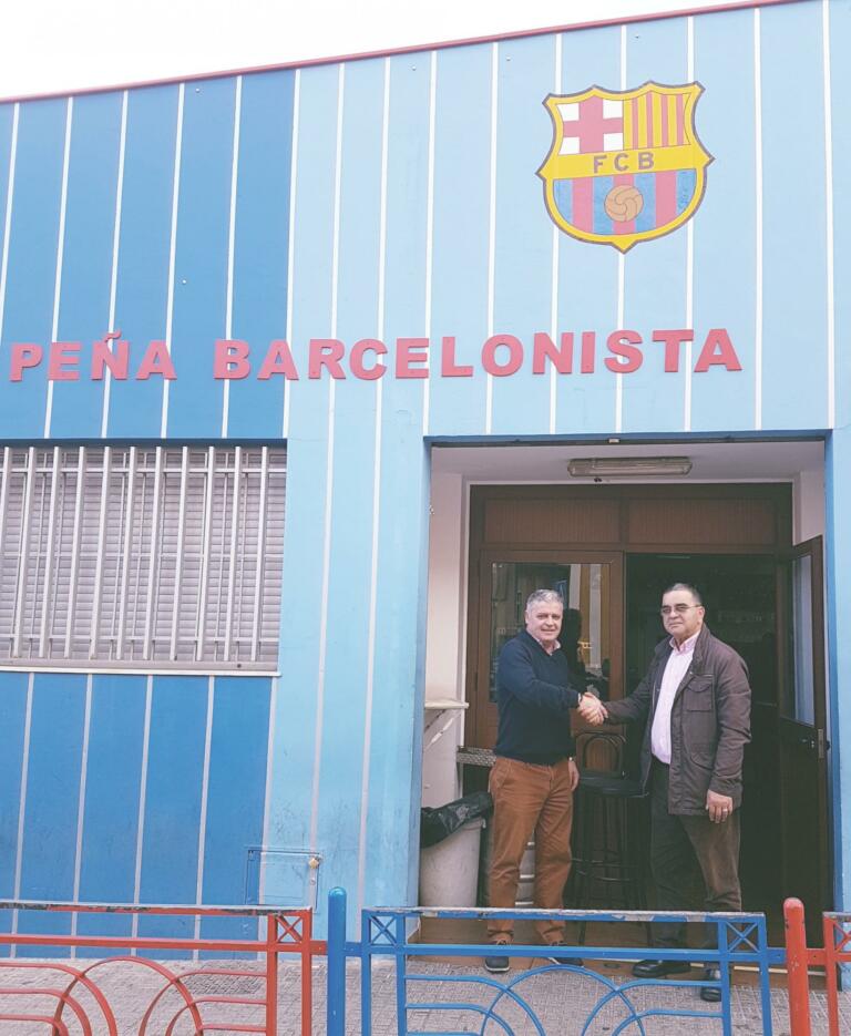 Javier Martínez con Mustafa Ausdi, los presidentes de las peñas barcelonistas de Melilla y Nador respectivamente