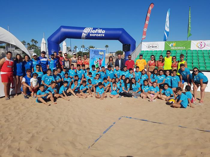 Foto de familia de los participantes en las actividades desarrolladas ayer junto a Antonio Miranda