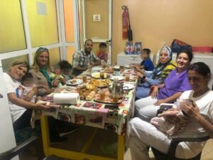 Los voluntarios hacen ahora su habitual reparto después de la ruptura del ayuno