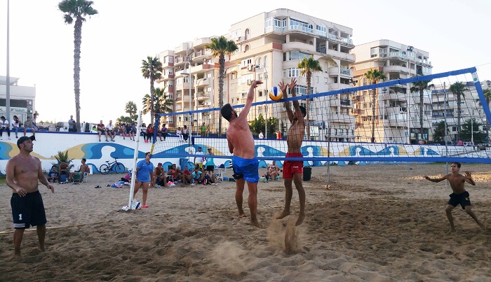 Imagen de una de las competiciones locales de voley playa en la Playa de San Lorenzo