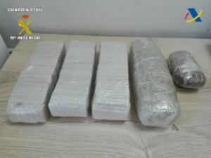 La droga iba envuelta en cinco paquetes, tanto en cigarrillos de kiffi como a granel