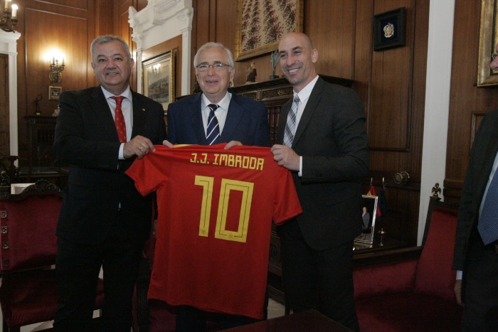 Juan José Imbroda recibió una camiseta del combinado nacional con su nombre serigrafiado