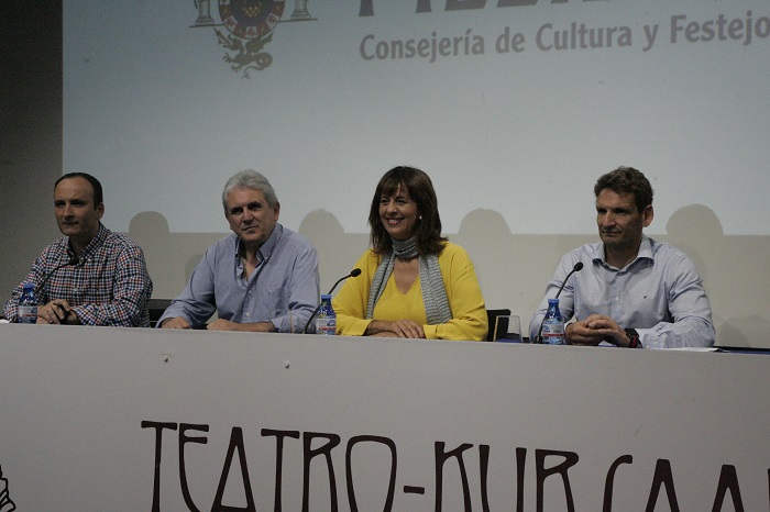 La consejera de Cultura, Fadela Mohatar, junto al presidente y portavoces de la Comamel