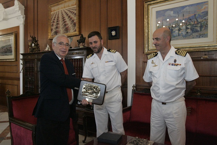 El presidente de la Ciudad recibió ayer al capitán del submarino y al comandante naval de Melilla