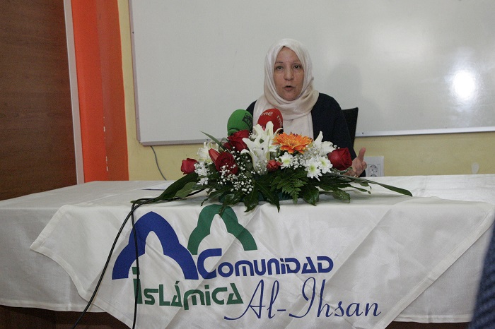 La presidenta de la Comunidad Islámica Al-Ihsan, Mimuntz Mohamed, ayer en rueda de prensa