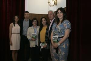 Los autores del libro sobre los menores, la viceconsejera de Acción Social y Daniel Ventura