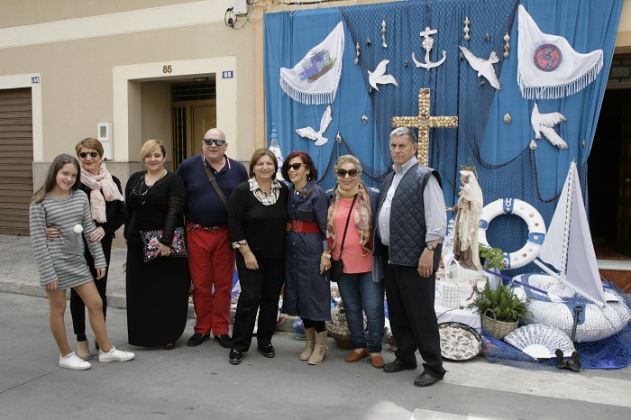 Amigos y allegados de la pareja se acercaron a su casa para contemplar la Cruz de Mayo