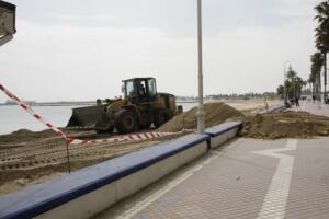 Las máquinas llevan días trabajando para preparar las playas para este verano