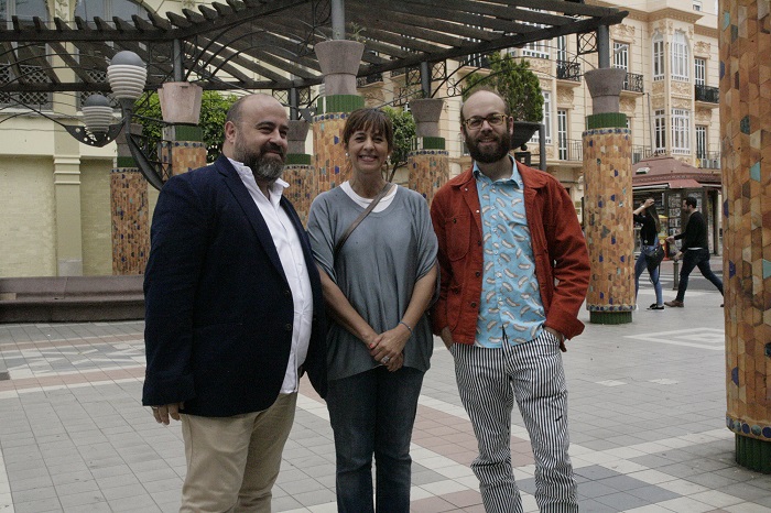 El diseñador de moda Armiche Rodríguez con Fadela Mohatar y Tristán Ruiz Ramírez de la Prada