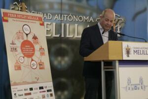 El consejero de Economía y Hacienda, Daniel Conesa, junto al cartel de la feria outlet
