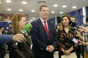 El consejero de Deportes, en la recepción al grupo de alumnos y profesores del Instituto Rusadir, ayer en la Consejería de Educación