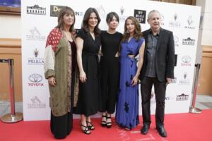 La consejera de Cultura, Fadela Mohatar, junto a las actrices premiadas y el director Moisés Salama