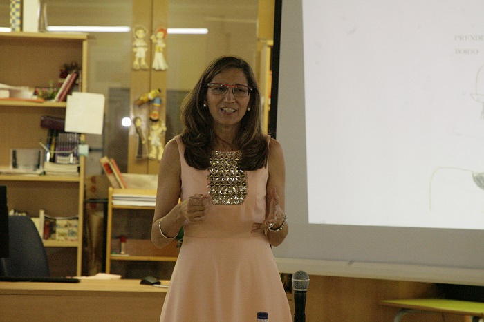 La autora Rosa Huertas presentando su libro ‘¿Qué sabes de Federico?’ ayer en la Biblioteca