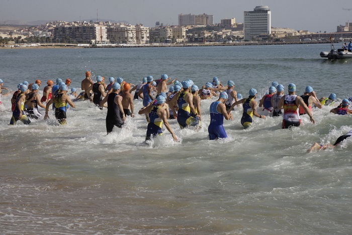 Los participantes deberán completar un total de 750 metros de natación, 20 kilómetros de ciclismo y 5 de carrera a pie