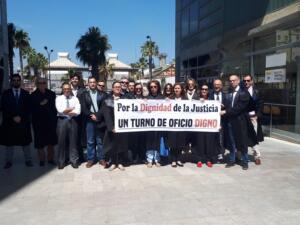 Imagen de la concentración de los abogados melillenses que tuvo lugar ayer a las puertas de las Torres