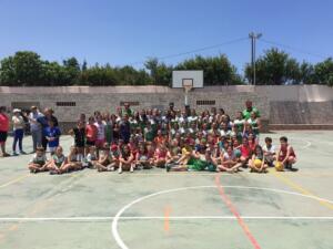 Foto de familia entre los deportistas, los entrenadores y los padres de los alumnos