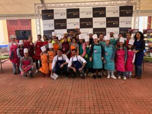 Los 26 participantes del concurso ‘Cocina Joven’ junto a Isabel Moreno y los chefs