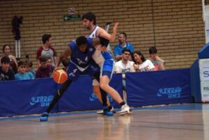 Mamadou Samb pugnando con un jugador local