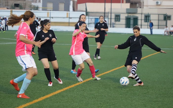 Imagen del partido que enfrentó, en la jornada inaugural, al C.D. La Espiguera Féminas y al Torreblanca C.F.