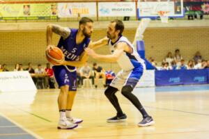 Diego Kapelan siendo defendido por Marc Blanch