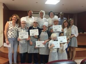 Los diez participantes en este curso de cocina junto a los profesores