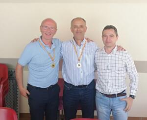 Julio García y Sebastián Martínez recogieron sus medallas, en el acto de clausura, tras imponerse en las finales de consolación y absoluta, respectivamente