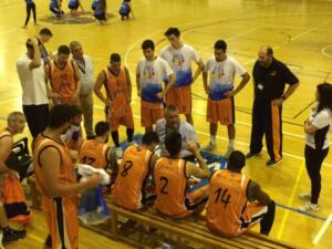 Javi Nieto dando instrucciones a sus jugadores durante un tiempo muerto