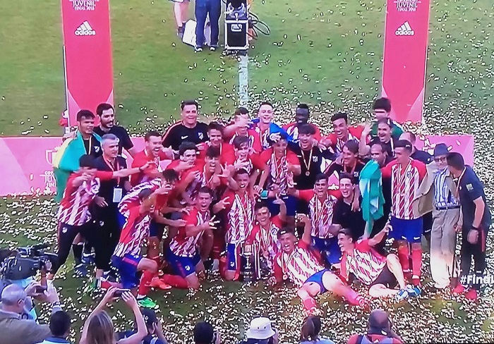 Borja Garcés, en el centro de la imagen, celebra el tercer título conquistado esta temporada