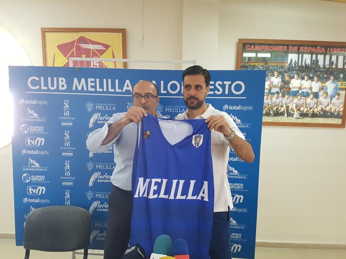 Alejandro Alcoba y Jaime Auday posaron con la camiseta del Club Melilla Baloncesto