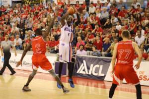 Mamadou Samb intentando anotar ante la oposición de Hamilton