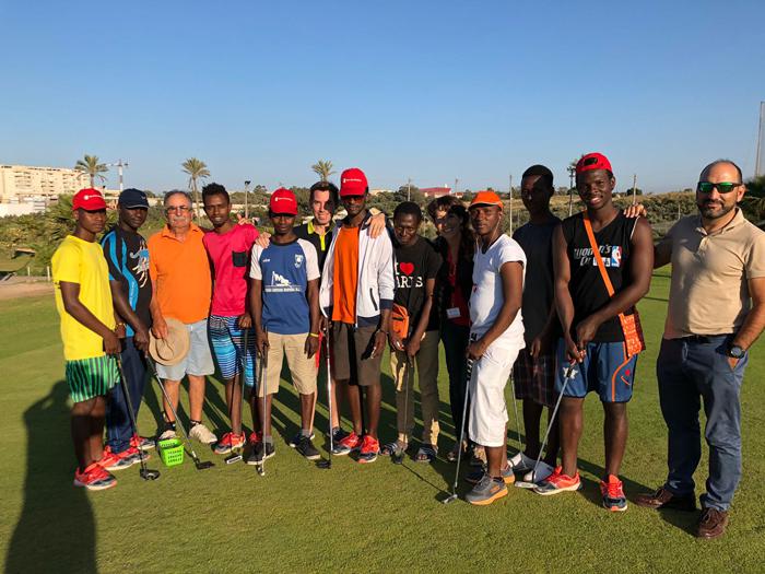 Foto de familia de la visita de Save The Childrens al Campo de Golf