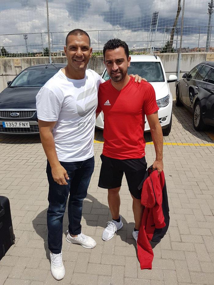 Mohamed, entrenador de porteros de la U.D. Melilla, junto a Xavi, ex jugador del F.C. Barcelona
