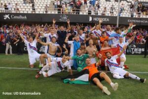 El Extremadura celebró el ascenso en Cartagena