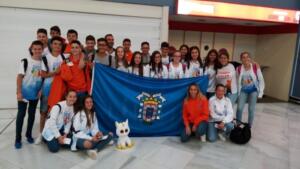 Todos los expedicionarios posando juntos en el Aeropuerto de Melilla